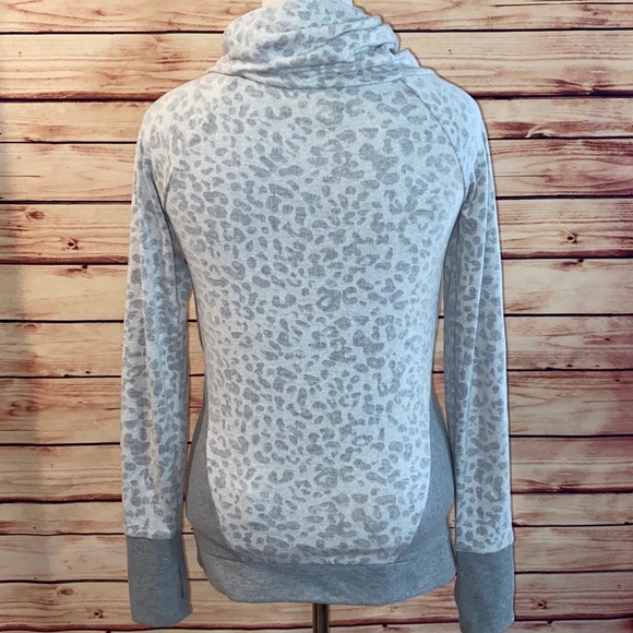 🚫SOLD🚫 VENUS Gray Cheetah Cowl Top w/Thumbholes - Picture 5 of 7